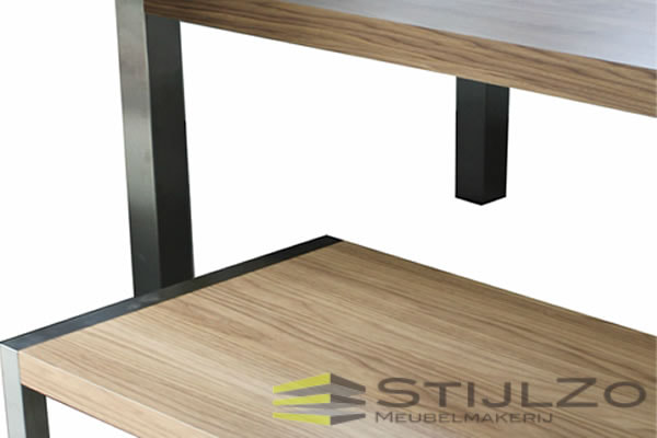 Perfect op maat gemaakte tafel met massief houten tafelblad en RVS onderstel.