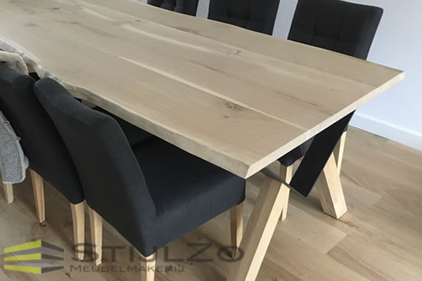 Maatwerk eiken tafel met massief houten tafelblad.